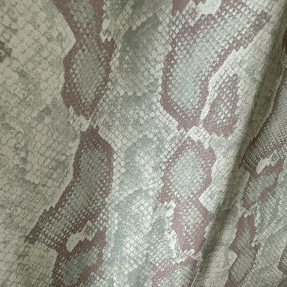 Alligator skin gray, white and mauve open front cover up - Picture 3 of 4